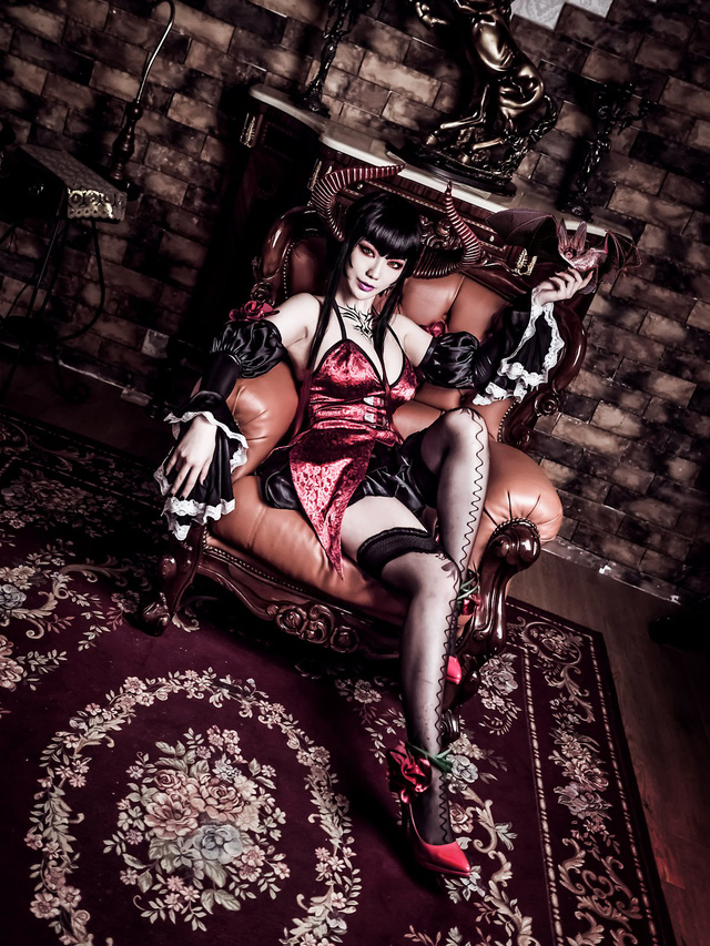 Vampires Eliza is sexy to the point of excitement Picture 6