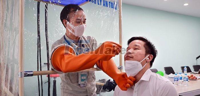 It only takes 15 minutes to assemble, the 'safely isolated sampling chamber' is ready for testing in Vietnam Picture 1