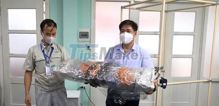 It only takes 15 minutes to assemble, the 'safely isolated sampling chamber' is ready for testing in Vietnam Picture 13