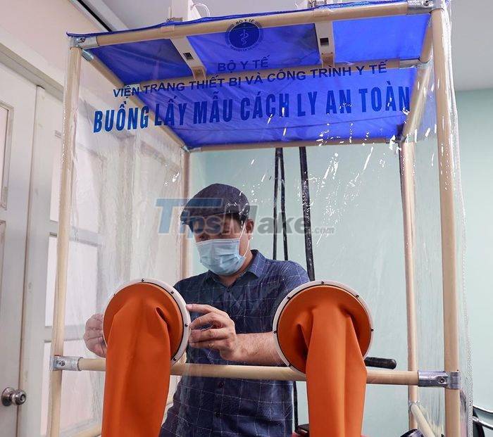 It only takes 15 minutes to assemble, the 'safely isolated sampling chamber' is ready for testing in Vietnam Picture 6