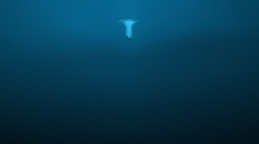 10 photos showing how small people are in the ocean Picture 9