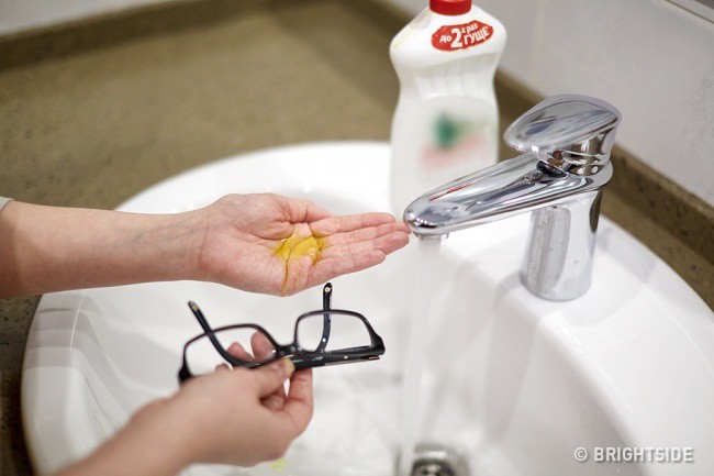 11 extremely useful tips that glasses wearers must know Picture 3