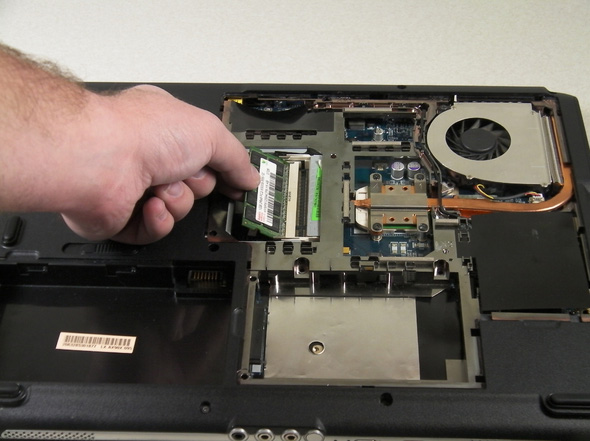 2 basic steps to replace, upgrade laptop RAM Picture 4