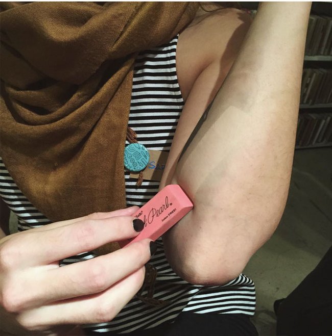 20+ 'bad crying and laughing' situation in life is only left-handed people understand Picture 13