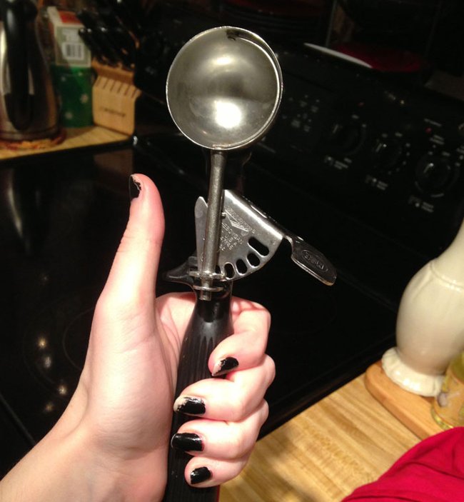 20+ 'bad crying and laughing' situation in life is only left-handed people understand Picture 17