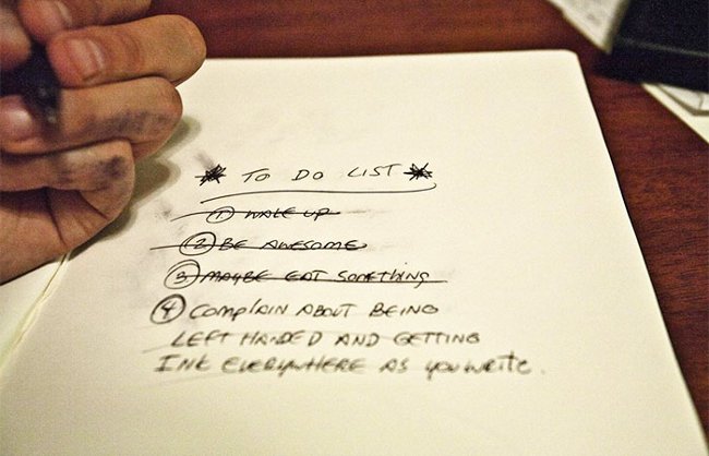 20+ 'bad crying and laughing' situation in life is only left-handed people understand Picture 23