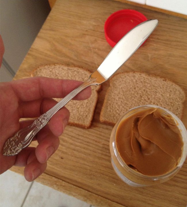 20+ 'bad crying and laughing' situation in life is only left-handed people understand Picture 25