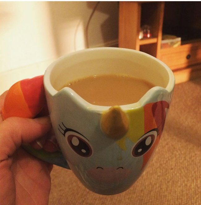 20+ 'bad crying and laughing' situation in life is only left-handed people understand Picture 5