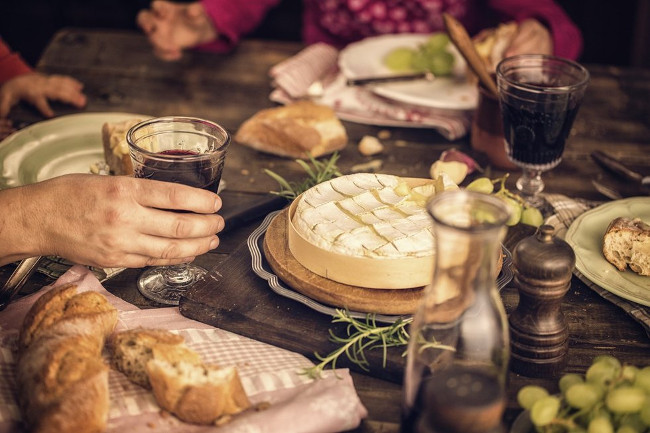 20 golden rules on the dining table that everyone must know Picture 4