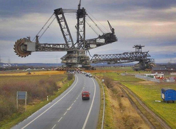 20 objects with huge size make humans become tiny when standing next to Picture 18