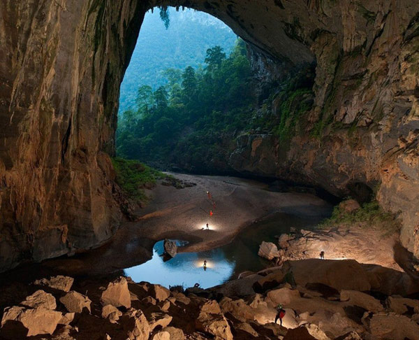 20 objects with huge size make humans become tiny when standing next to Picture 19