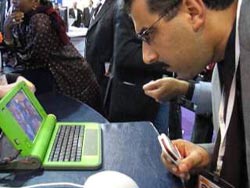 2,500 laptops cost USD 100 to poor countries Picture 1