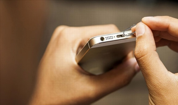 3 ways to clean the Lightning charging port help iPhone charge faster Picture 2