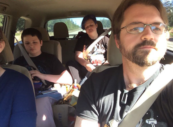 30+ funny shots prove men never bear big Picture 23