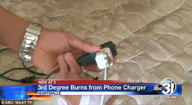 4 rules to remember when plugging in your phone to avoid electric shock or fire Picture 4
