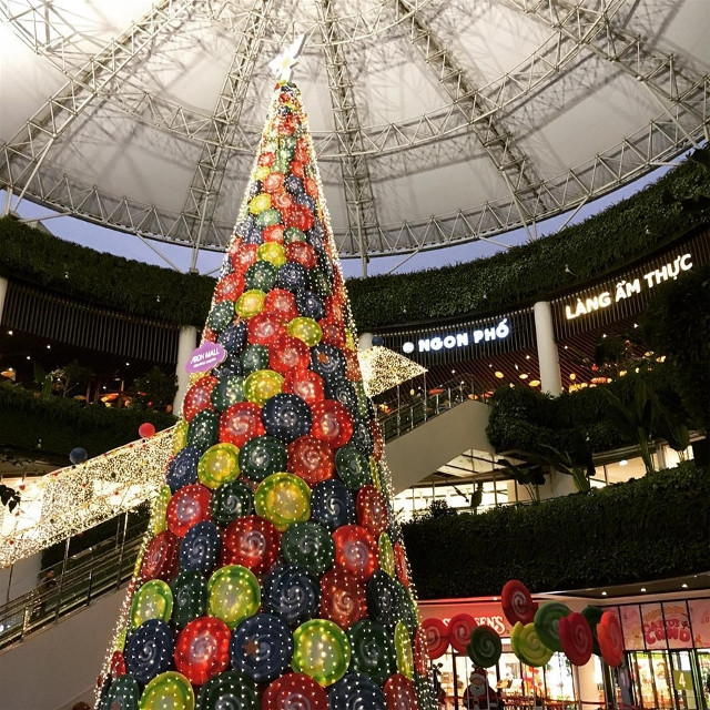 5 places to check and fire the machine with the biggest Christmas tree in Hanoi in 2017 Picture 13