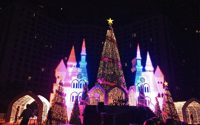 5 places to check and fire the machine with the biggest Christmas tree in Hanoi in 2017 Picture 5