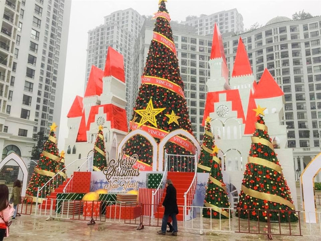 5 places to check and fire the machine with the biggest Christmas tree in Hanoi in 2017 Picture 6