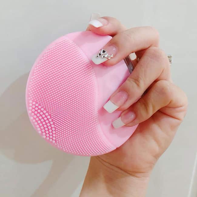 5 uses of a facial cleaner compared to facial scrubs Picture 2