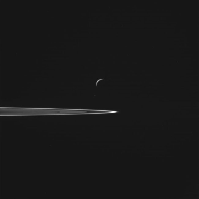 50 images of Saturn's Enceladus moon - where life can exist (Part 1) Picture 2