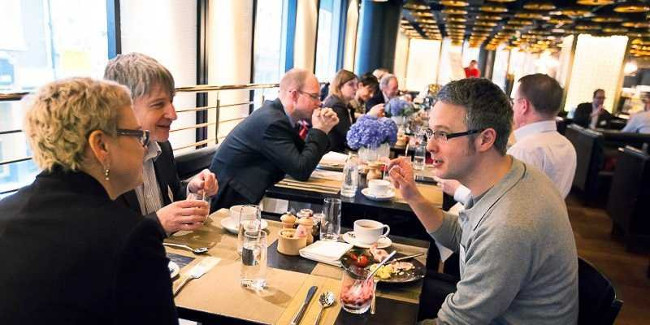 7 things successful people usually do during lunch break Picture 5