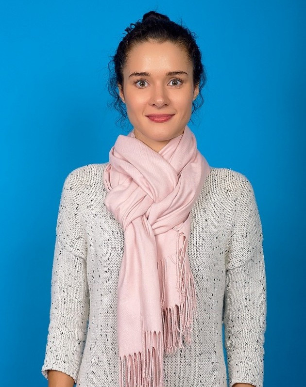 8 simple ways to put a scarf to keep your body warm in winter Picture 10