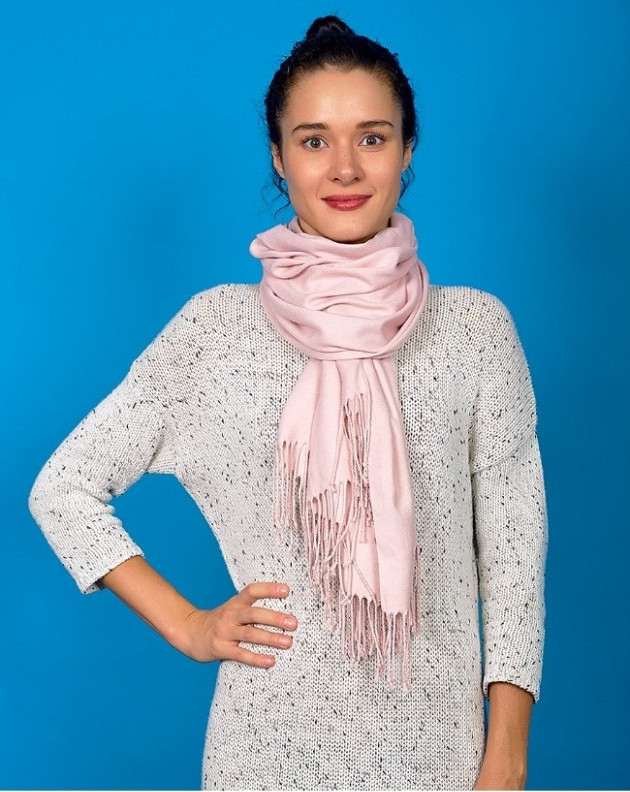 8 simple ways to put a scarf to keep your body warm in winter Picture 17