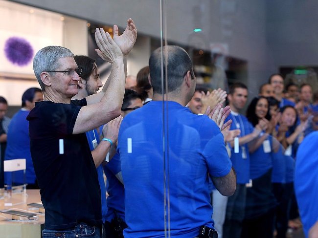A normal working day of CEO Tim Cook - the powerful man behind the iPhone X costs thousands of dollars Picture 8