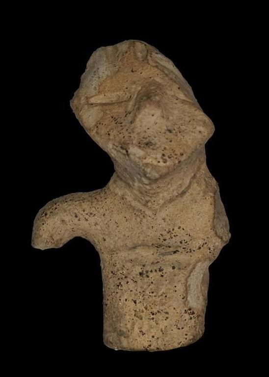 A unique 7000-year-old figurine was discovered in a field Picture 2