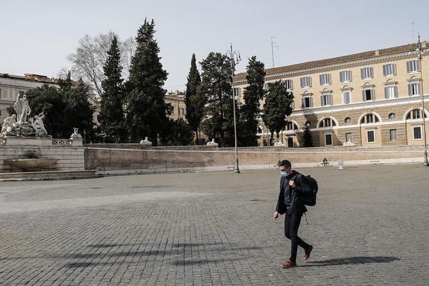 The image shows that Italians strictly abide by the 'one meter rule' Covid-19 Picture 2