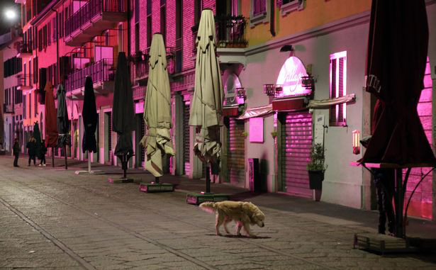 The image shows that Italians strictly abide by the 'one meter rule' Covid-19 Picture 3
