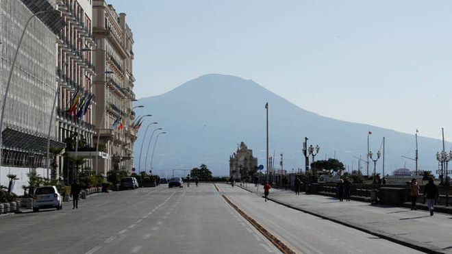 The image shows that Italians strictly abide by the 'one meter rule' Covid-19 Picture 4