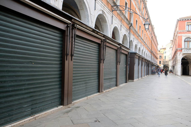 The image shows that Italians strictly abide by the 'one meter rule' Covid-19 Picture 6