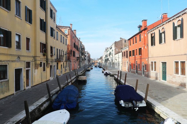 The image shows that Italians strictly abide by the 'one meter rule' Covid-19 Picture 8
