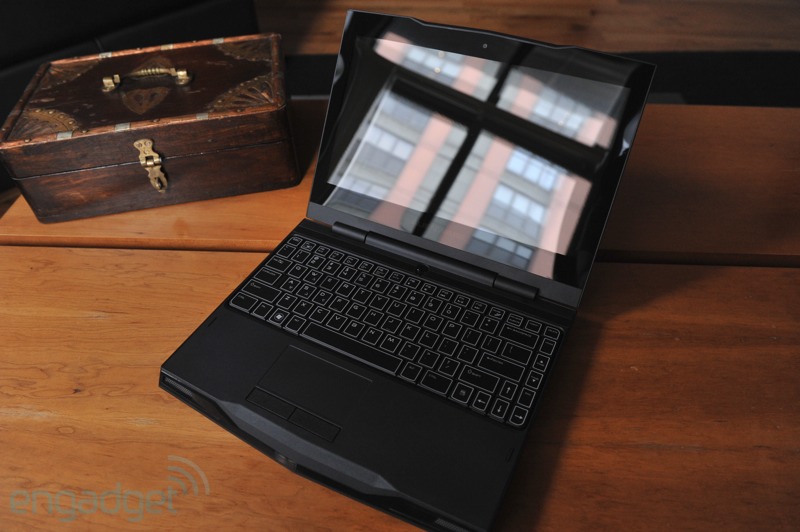Actual photo of the 'giants' Alienware M18x Picture 4