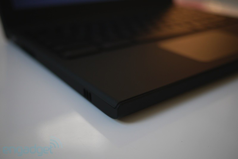 Actual photos of Google Cr-48, laptop running Chrome OS Picture 15