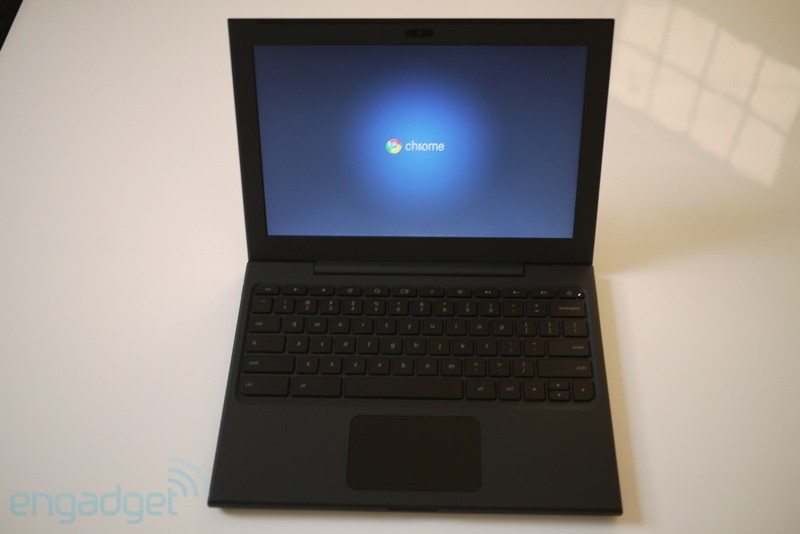 Actual photos of Google Cr-48, laptop running Chrome OS Picture 16