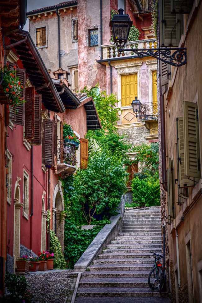 Admire the 25 most colorful streets in the world Picture 14