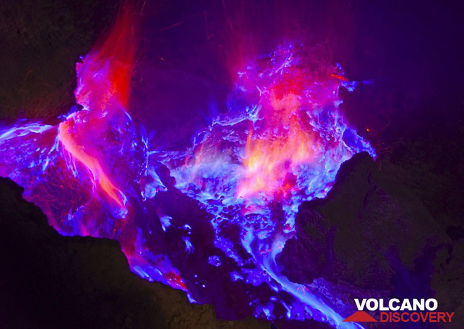 Admire the magic 'dancing' pillar of fire in the rare sulfur fire Picture 1