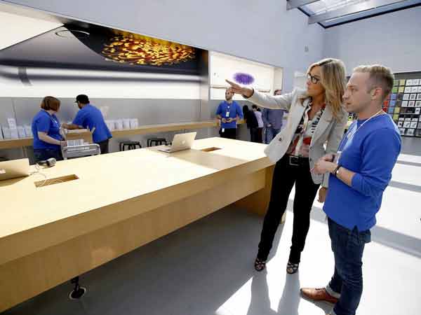 Angela Ahrendts' life from a rural girl became Apple's most important person with the highest salary in America Picture 4