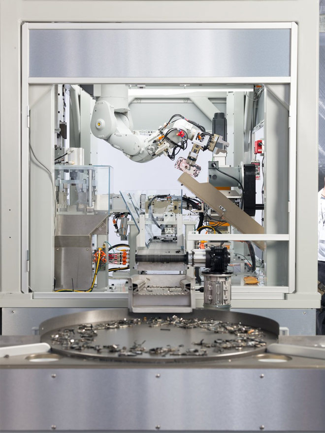 Apple launched a robot that can dismantle 200 old iPhones within an hour Picture 3