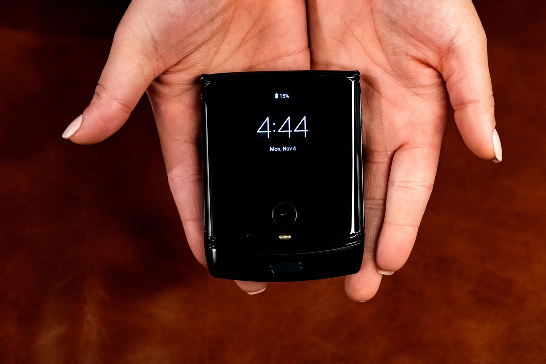 Apple needs a small iPhone so I can stop using PopSockets Picture 3