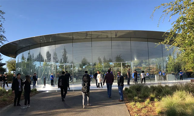 Apple restricts recruiting new personnel after iPhone sales decline Picture 2