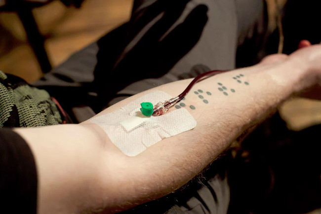 Artists run an electronic sound system using their own blood Picture 2