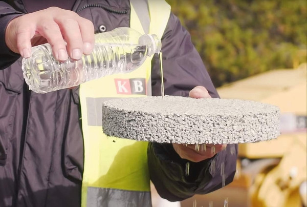 Asphalt absorbs more than 11,000 liters of water every hour, running out of flooding Picture 1