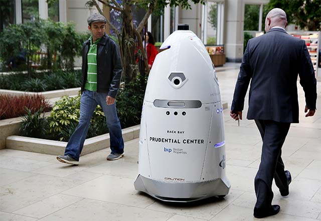 Attack of security robots, a man is 'wanted' Picture 3
