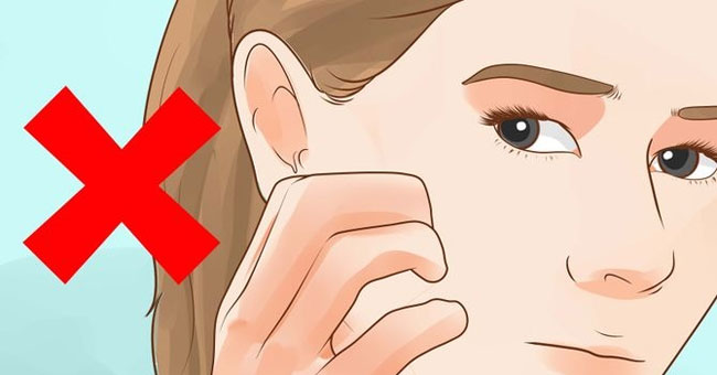 Be careful when touching your hands on the back of the body Picture 2