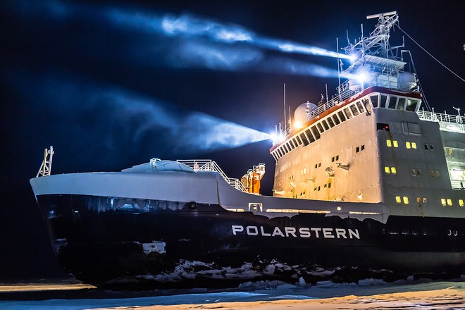 Because of the Covid-19 epidemic, more than 100 scientists were trapped on icebreakers between the Arctic Ocean Picture 1