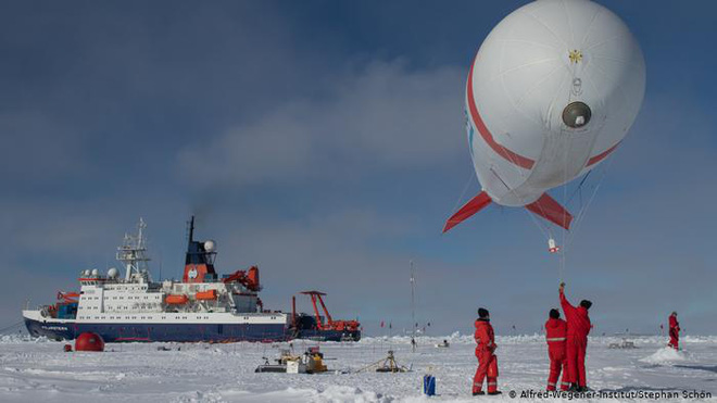 Because of the Covid-19 epidemic, more than 100 scientists were trapped on icebreakers between the Arctic Ocean Picture 2