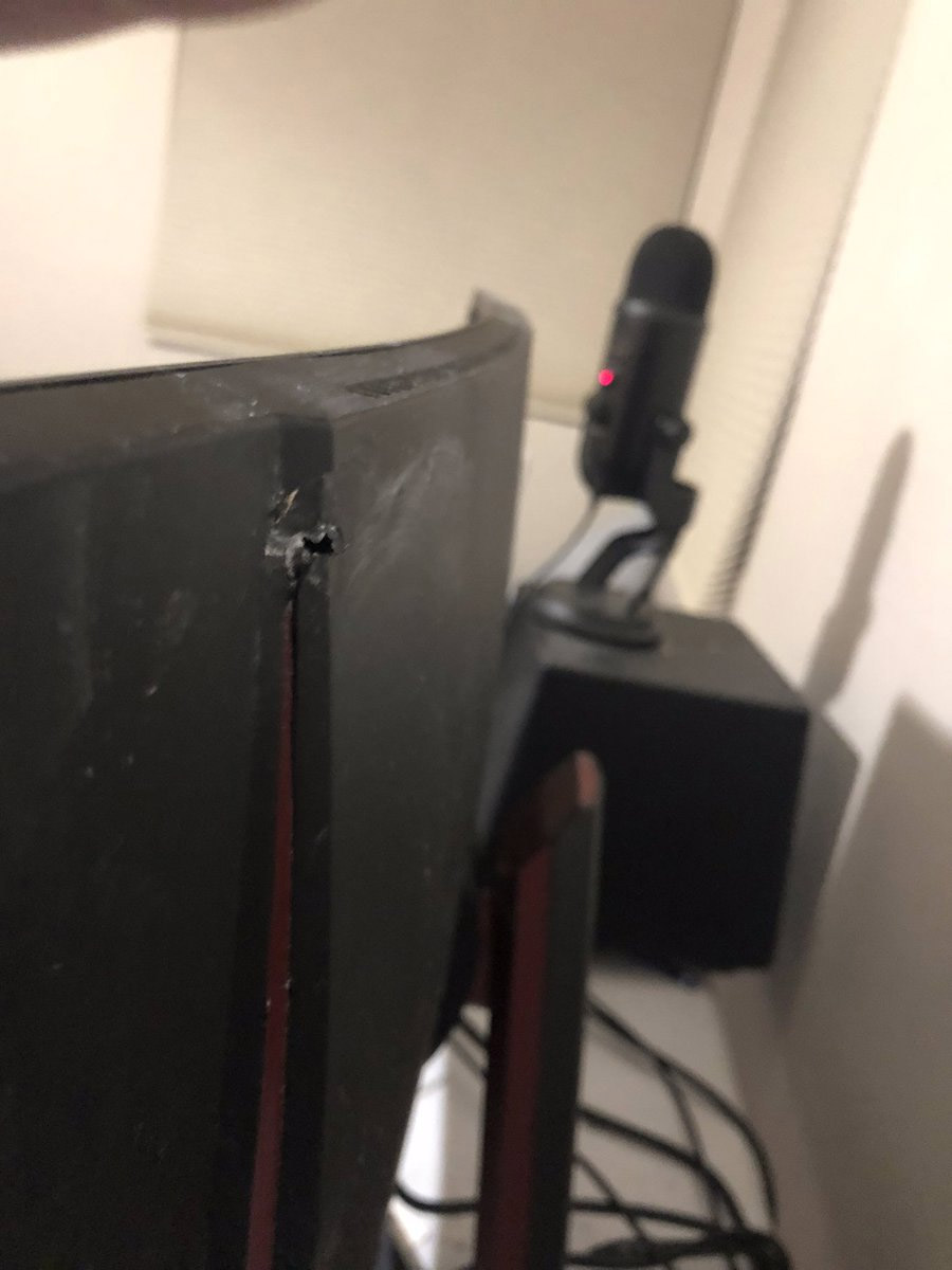 Being hit by a stray bullet, MSI's gaming screen still works normally Picture 2